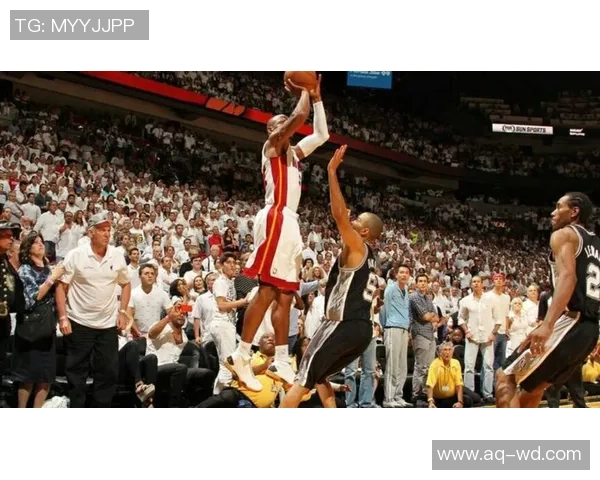 詹姆斯连中三分助热火逆转山猫展现王者风范